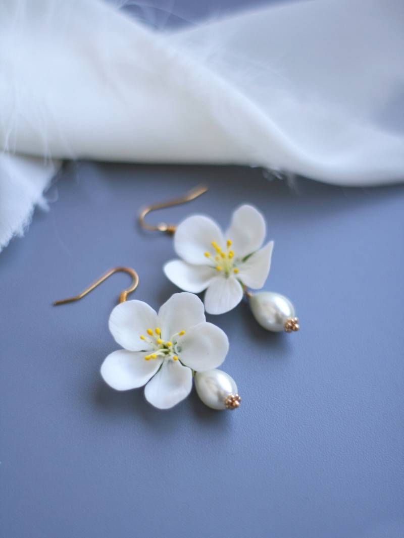 Handgemachte Weiße Apfelblüten-Ohrhänger Aus Polymer Clay Handgemachte Weiße Apfelblüten-Ohrhänger Aus Polymer Clay von DecorUA
