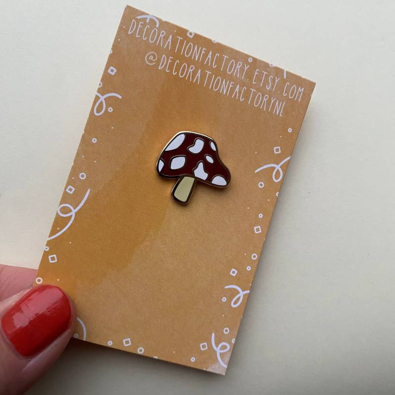 Emaille Anstecker Paddenstoel Klein // Efteling-Anstecker | Sprookjespaddenstoel Sprookjesachtige Kissenpolster Naturspeld Emaille Anstecker Paddenstoel Klein // Efteling-Anstecker | Sprookjespaddenstoel Sprookjesachtige Kissenpolster Naturspeld von DecorationFactory