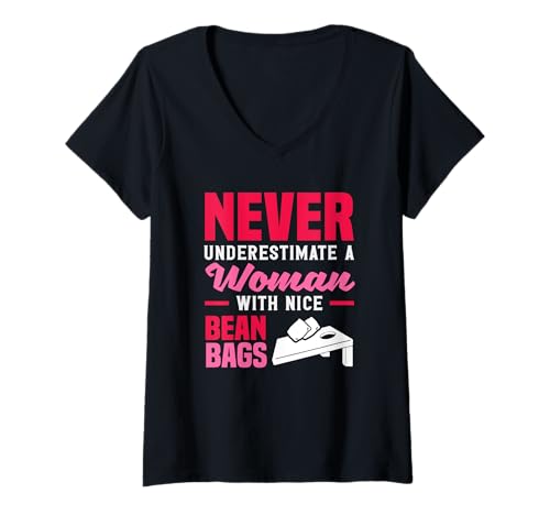 Damen Unterschätze Niemals Frau mit Sitzsäcken | Cornhole Player T-Shirt mit V-Ausschnitt von Dedicated Cornhole Players and Backyard Game Gifts