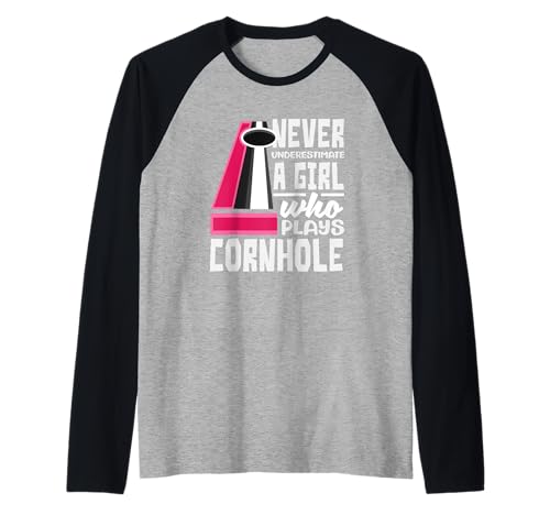 Unterschätze Niemals EIN Mädchen, das Cornhole Player spielt Raglan von Dedicated Cornhole Players and Backyard Game Gifts