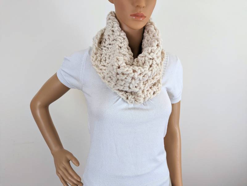 Gehäkelter Grobstrick Schal/Mit Doppelter Schlaufe, Weicher Gehäkelter Loop Schal, Rollkragen Schalkragen, Wollschal, Vanille Creme Oder Braun Gehäkelter Grobstrick Schal/Mit Doppelter Schlaufe, Weicher Gehäkelter Loop Schal, Rollkragen Schalkragen, Wollschal, Vanille Creme Oder Braun von DedicatedDezign