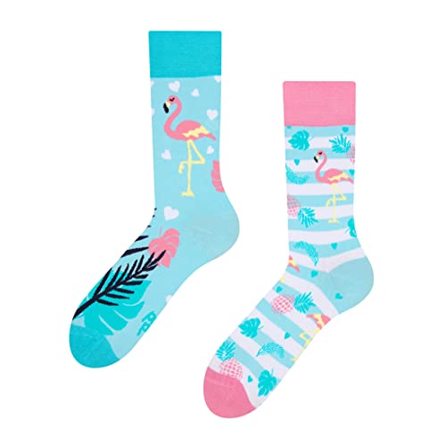 Dedoles Socken Regular normale Höhe Unisex Damen Herren Baumwolle viele lustige Designs Weihnachtssocken 1 Paar, Farbe Blau, Motiv Liebes-Flamingos, Gr. 43-46 von Dedoles