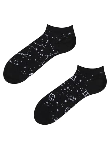 Dedoles Sneaker Socken Low Cut Füßlinge Unisex Damen Herren Baumwolle lustiges Design Geschenk links rechts verschieden, Farbe Schwarz, Motiv Sternzeichen Knöchelsocken, Gr. 39-42 von Dedoles