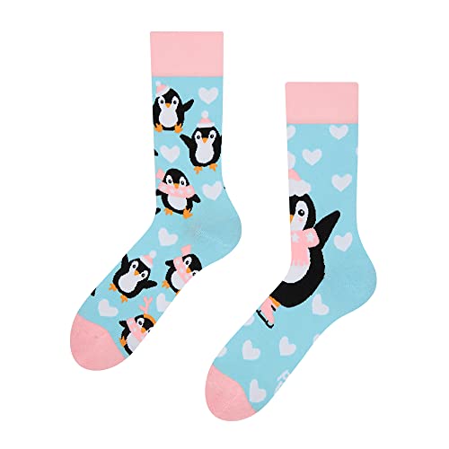 Dedoles Socken Regular normale Höhe Unisex Damen Herren Baumwolle viele lustige Designs Weihnachtssocken 1 Paar, Farbe Blau, Motiv Eislaufender Pinguin, Gr. 39-42 von Dedoles