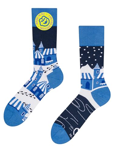 Dedoles Socken Regular normale Höhe Unisex Damen Herren Baumwolle viele lustige Designs Weihnachtssocken 1 Paar, Farbe Blau, Motiv Winterdorf, Gr. 35-38 von Dedoles