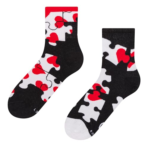 Dedoles Socken Unisex Damen Herren & Kinder Baumwolle viele lustige Designs Fussball Fahrrad Pferde Geschenk links rechts verschieden, Farbe: Schwarz, Motiv: Herz-Puzzle (Crewsocken), Gr. 35-38 von Dedoles