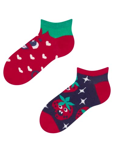 Dedoles Sneaker Socken Low Cut Füßlinge Kinder Mädchen Jungen Baumwolle lustiges Design Geschenk links rechts verschieden, 1 Paar, Farbe Rot, Motiv Happy Strawberries sneaker, Gr. 27-30 von Dedoles