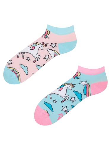 Dedoles Sneaker Socken Low Cut Füßlinge Unisex Damen Herren Baumwolle lustiges Design Geschenk links rechts verschieden, Farbe Rosa, Motiv Regenbogen-Einhorn Knöchelsocken, Gr. 35-38 von Dedoles