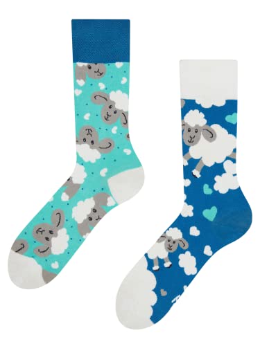 Dedoles Socken Regular normale Höhe Unisex Damen Herren Baumwolle viele lustige Designs Weihnachtssocken 1 Paar, Farbe Blau, Motiv Schafe und Wolken, Gr. 35-38 von Dedoles