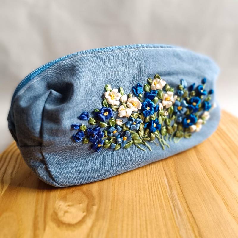 Textilhandtasche, Geldbörse, Kosmetiktasche Aus Denim Mit Bestickten Bändern Weiße Und Blaue Blumen von Dedovashop