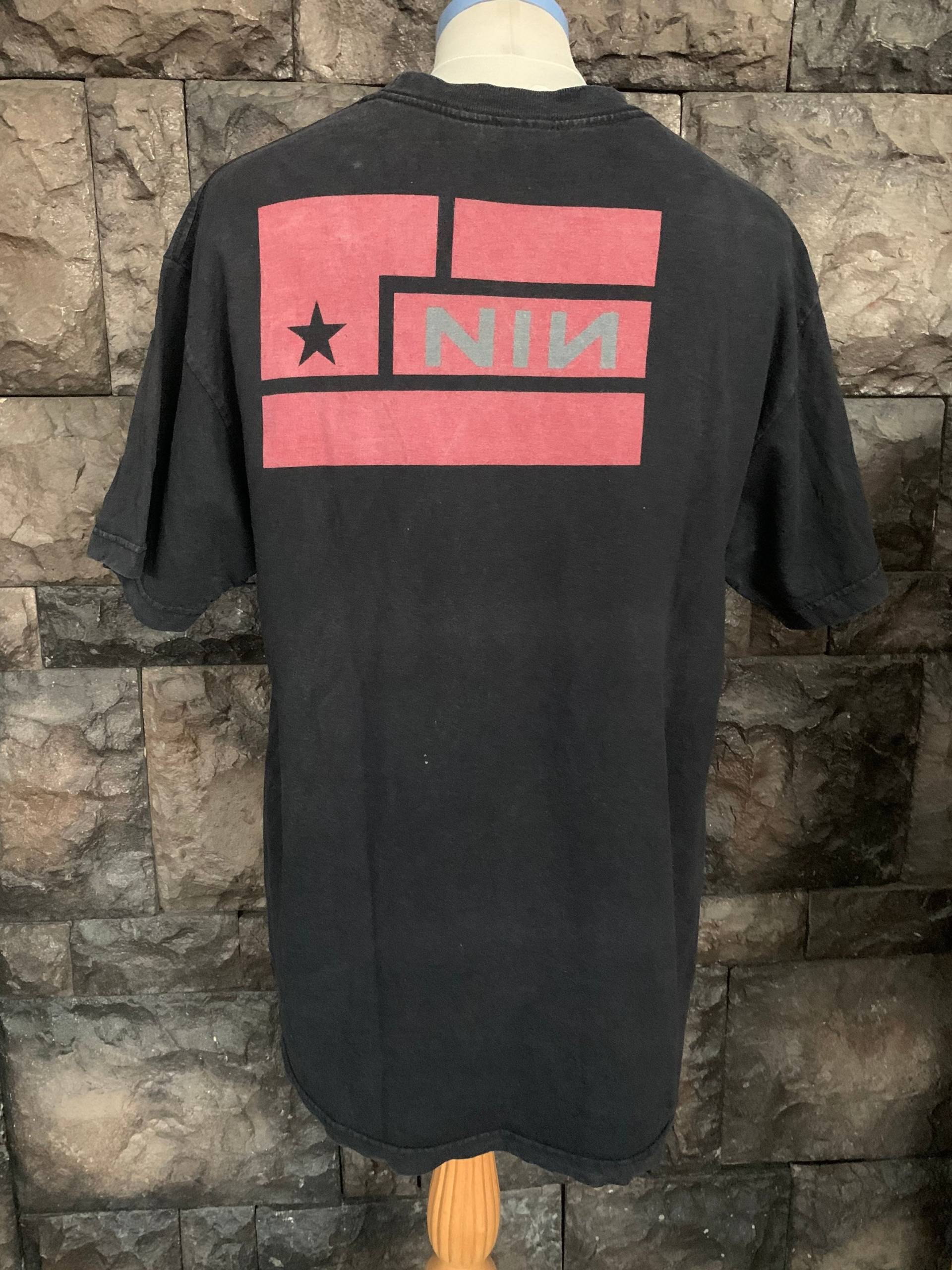 Jahrgang 2005 Nin Nine Inch Nails Kunst Ist Widerstand Band T-Shirt von DeejaArt