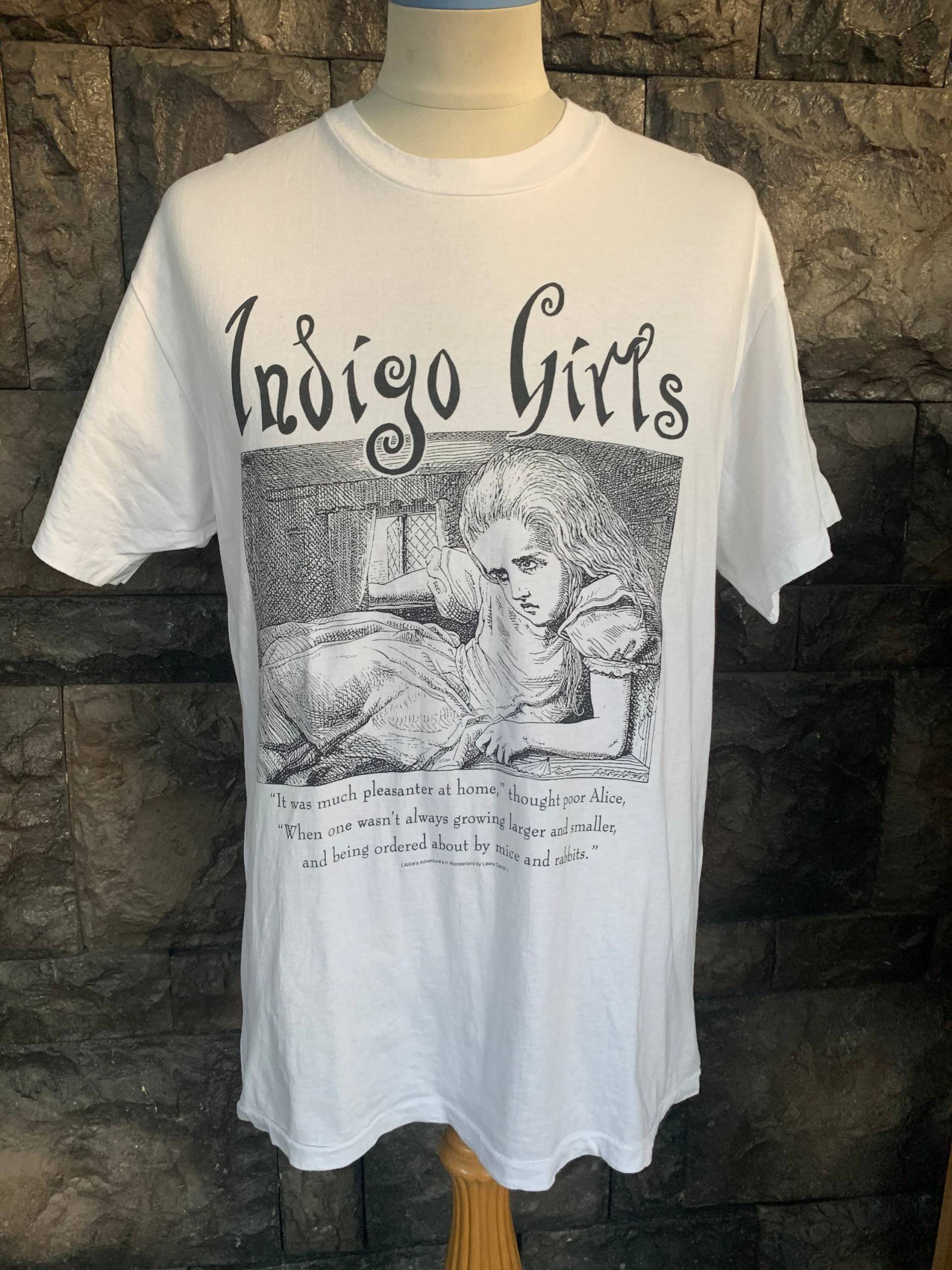 Vintage 90Er Jahre Indigo Girls American Folk Rock Musik Duo/Alice's Adventure's in Wonderland Graphic T-Shirt von DeejaArt