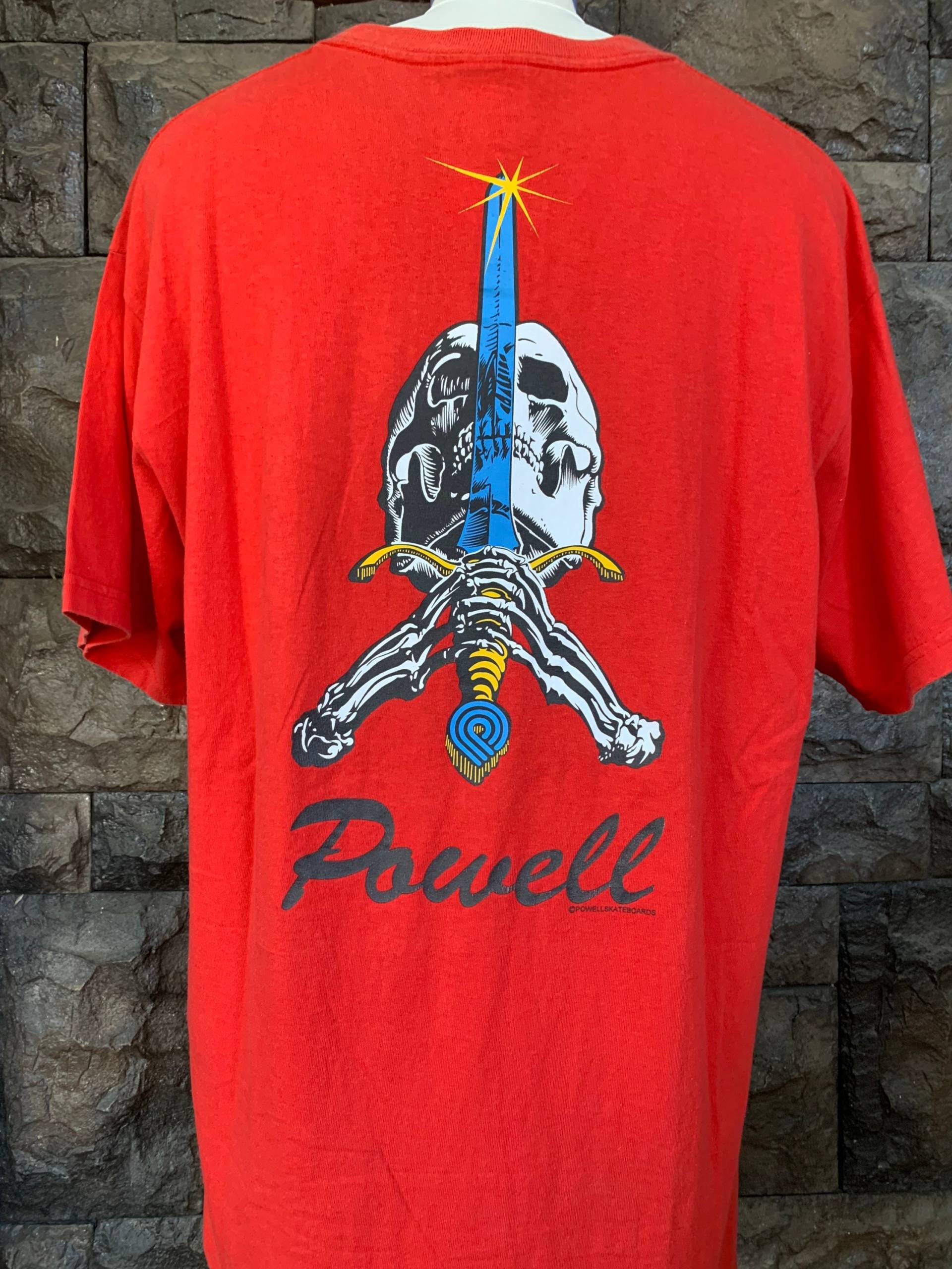 Vintage Powell Peralta Schädel Und Schwert Skateboards T-Shirt von DeejaArt