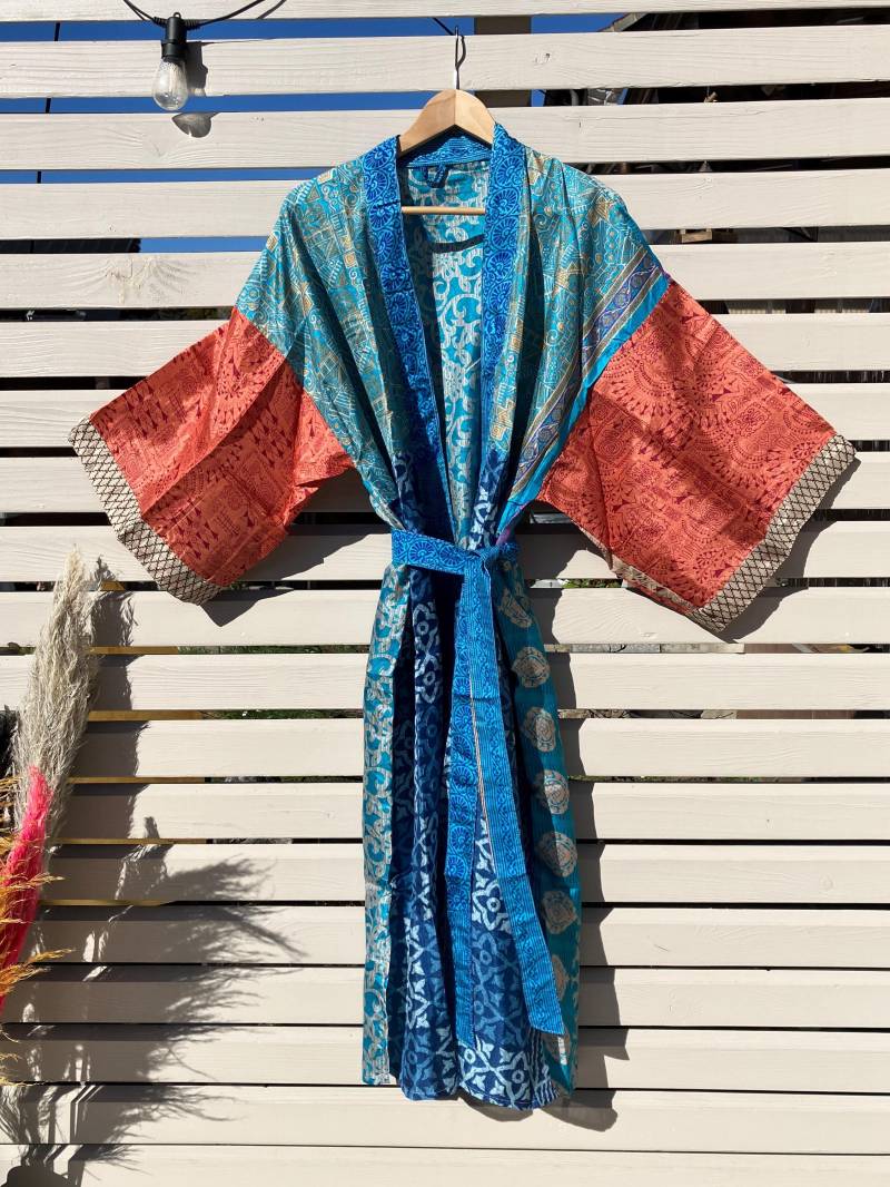 Deena - Boho Kimono & Ohrringe Set, Seidenkimono, Robe Aus Seide, Tunika Seide Mit Passendem Ohrschmuck, Ausführungen Zusammenstellbar Deena - Boho Kimono & Ohrringe Set, Seidenkimono, Robe Aus Seide, Tunika Seide Mit Passendem Ohrschmuck, Ausführungen Zusammenstellbar von DeenaDesignDortmund