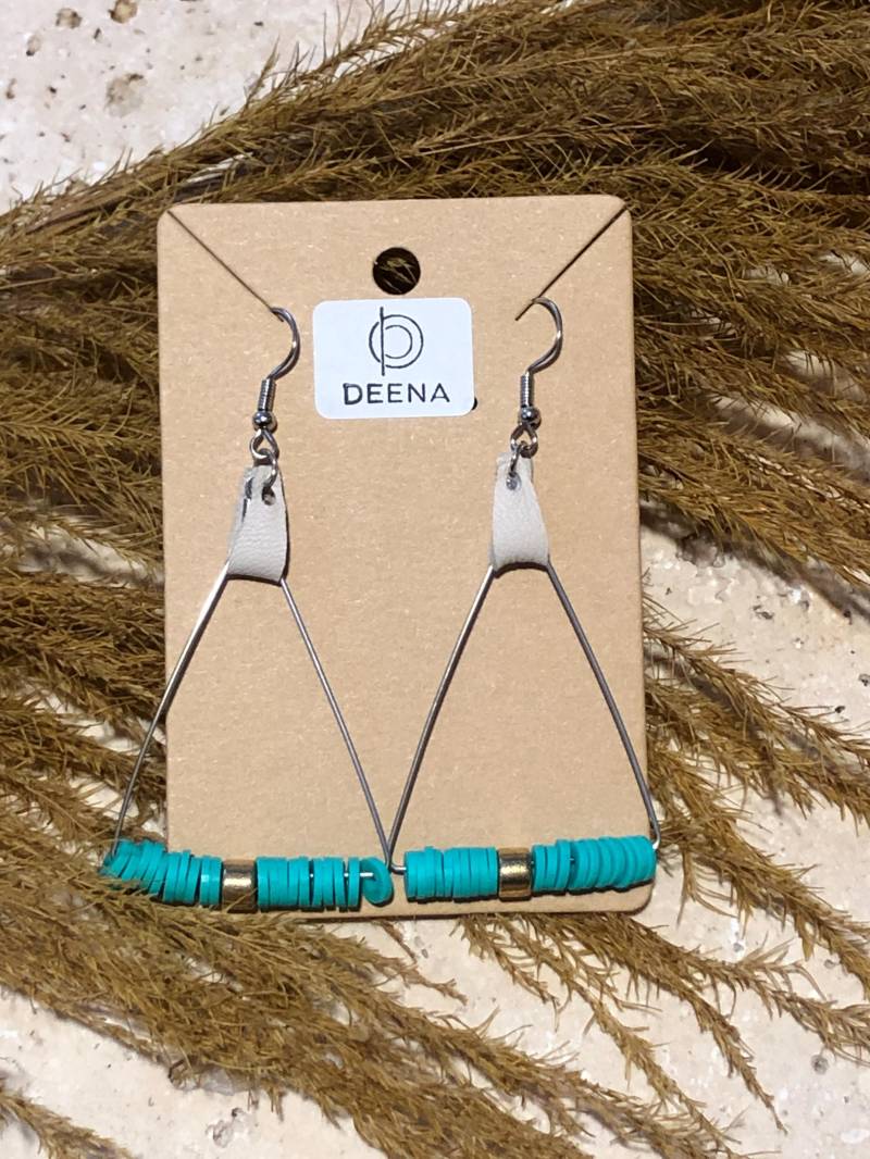 Deena - Handgemachte Ohrringe Aus Edelstahl Mit Leder Und Heishi Perlen, Creme Türkis Gold Silberfarbenen Akzenten, Modern & Besonders Deena - Handgemachte Ohrringe Aus Edelstahl Mit Leder Und Heishi Perlen, Creme Türkis Gold Silberfarbenen Akzenten, Modern & Besonders von DeenaDesignDortmund