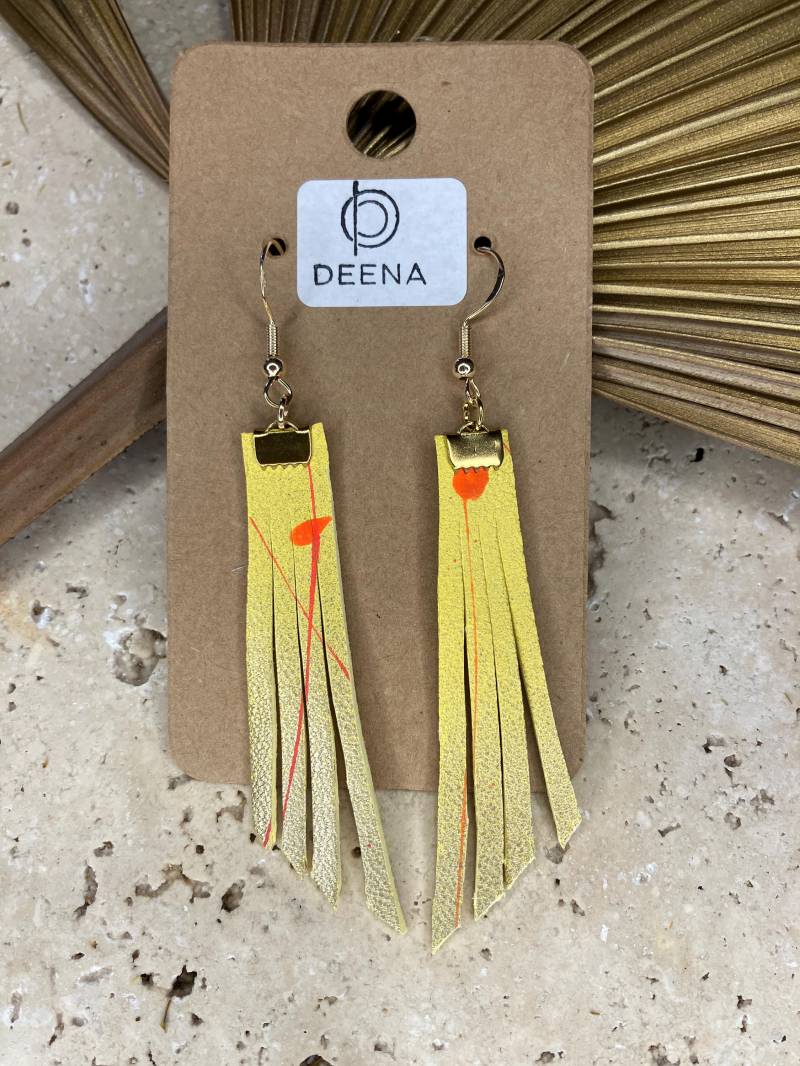 Deena - Handgemachte Ohrringe Aus Gefärbtem Leder, Gelb Gold Gesprenkelt Grafitti Orange Mit Goldakzenten, Elegant & Ausgefallen von DeenaDesignDortmund