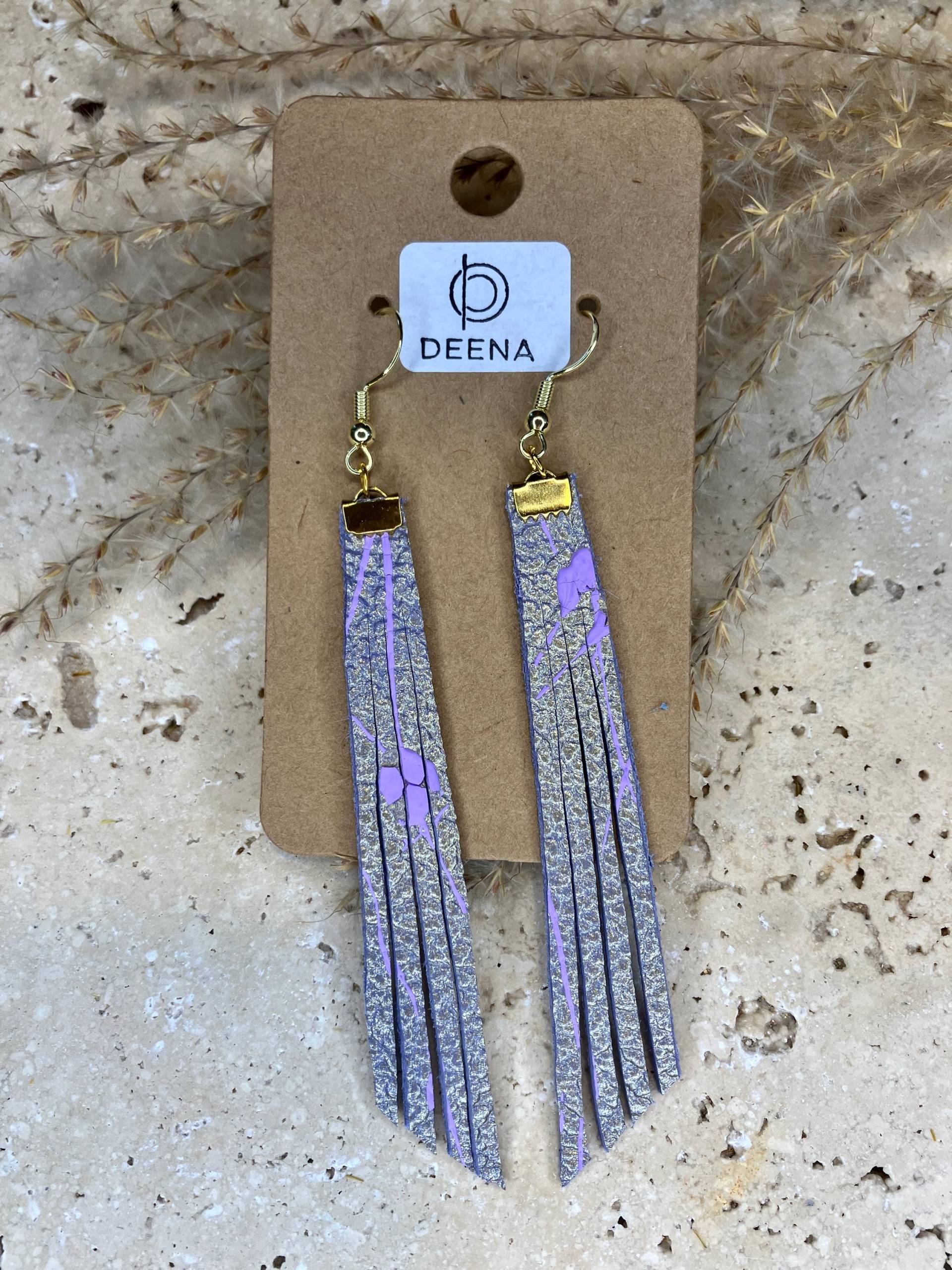 Deena - Handgemachte Ohrringe Aus Gefärbtem Leder, Lila Gold Grafitti Mit Goldfarbenen Akzenten, Elegant & Ausgefallen Deena - Handgemachte Ohrringe Aus Gefärbtem Leder, Lila Gold Grafitti Mit Goldfarbenen Akzenten, Elegant & Ausgefallen von DeenaDesignDortmund