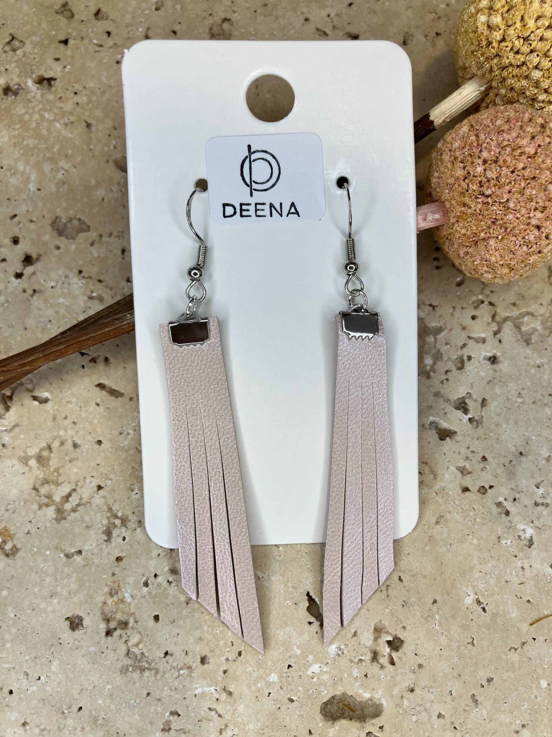 Deena - Handgemachte Ohrringe Aus Gefärbtem Leder, Rosa Metallic Mit Silberfarbenen Akzenten, Elegant & Ausgefallen Deena - Handgemachte Ohrringe Aus Gefärbtem Leder, Rosa Metallic Mit Silberfarbenen Akzenten, Elegant & Ausgefallen von DeenaDesignDortmund