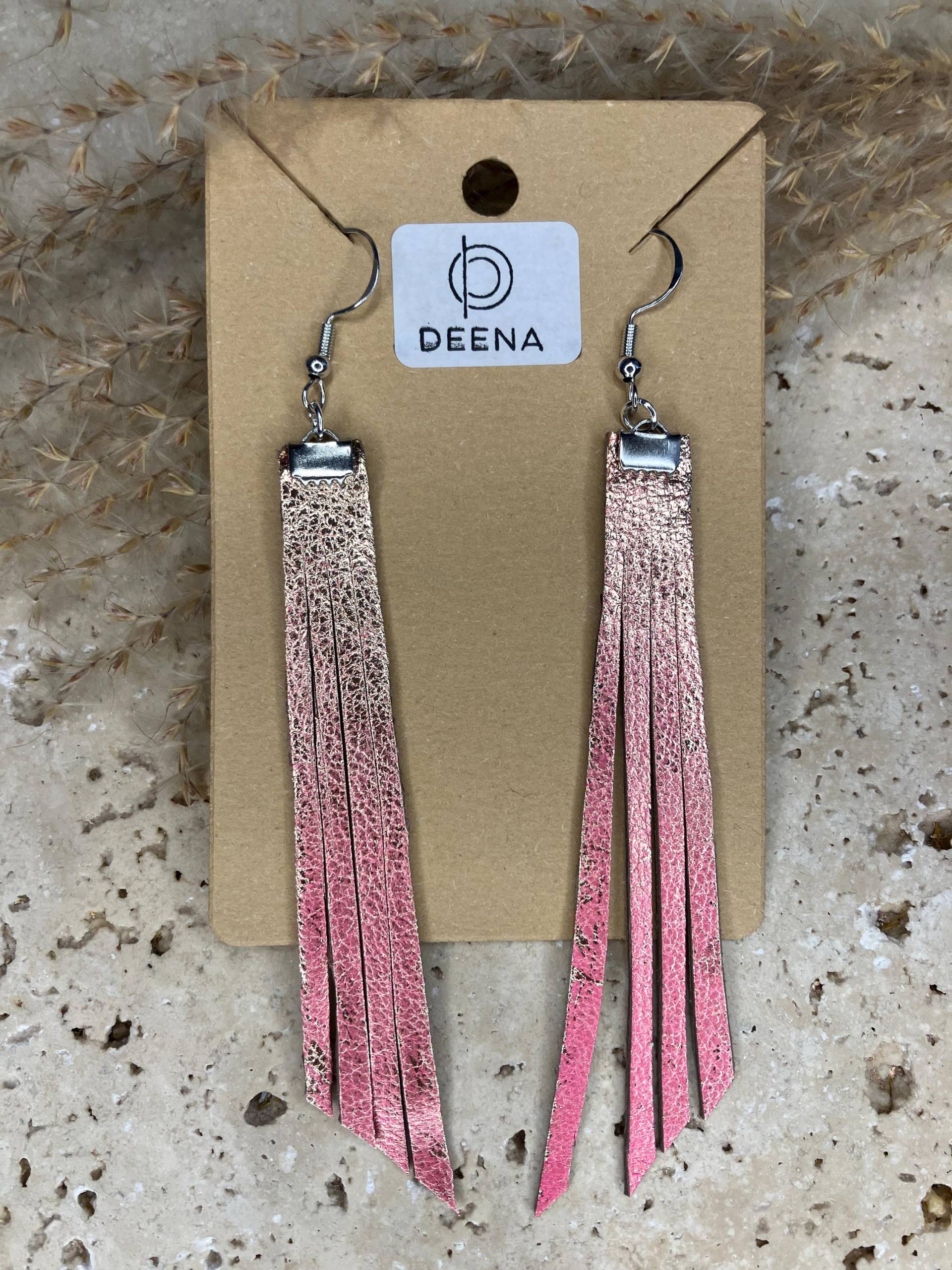 Deena - Handgemachte Ohrringe Aus Gefärbtem Leder, Rosegold Metallic Neonpink Mit Silbernen Akzenten, Elegant & Ausgefallen Deena - Handgemachte Ohrringe Aus Gefärbtem Leder, Rosegold Metallic Neonpink Mit Silbernen Akzenten, Elegant & Ausgefallen von DeenaDesignDortmund