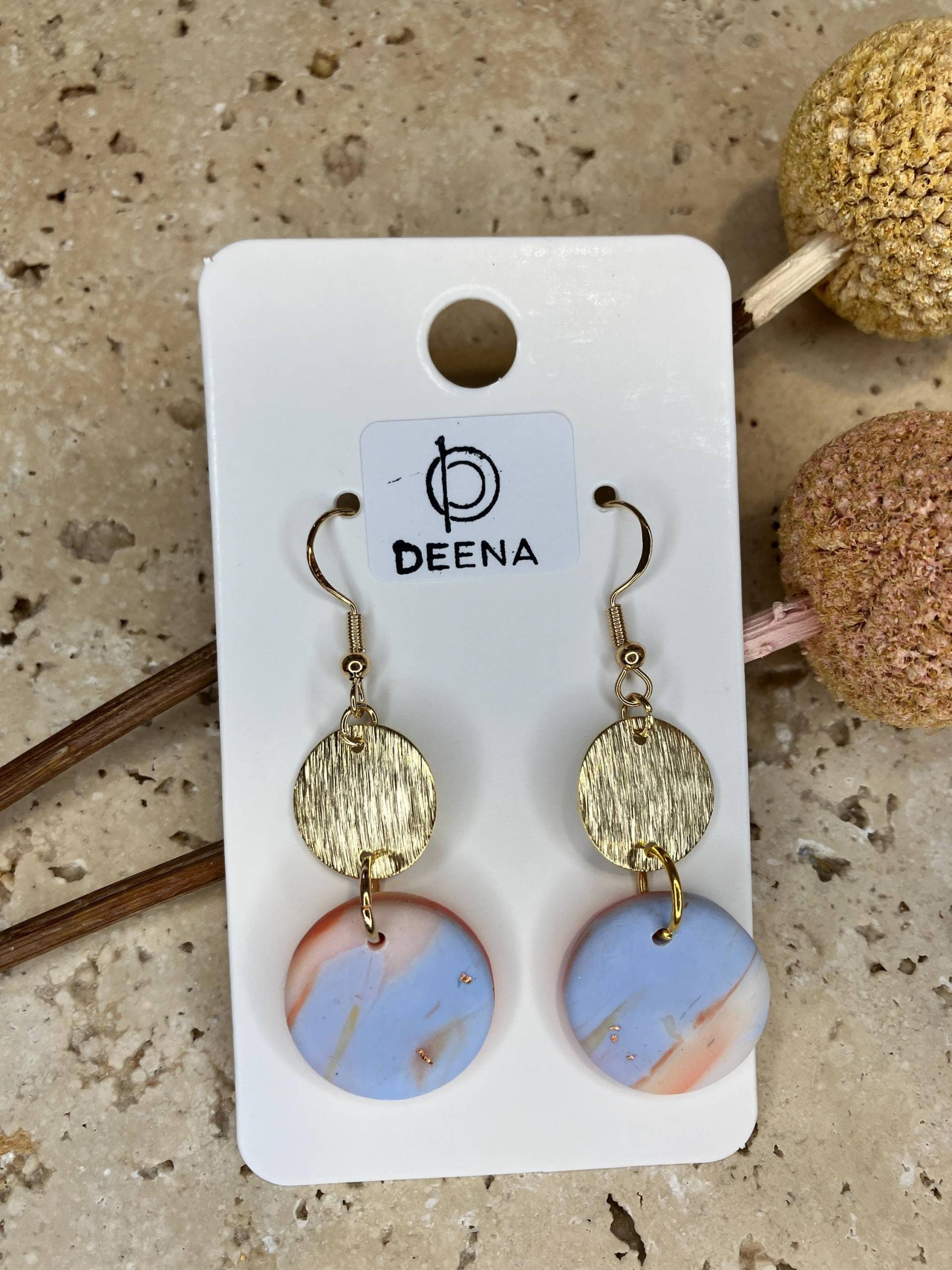 Deena - Handgemachte Ohrringe Aus Polymer Ton, Blau Koralle Weiß Blattgold Mit Goldfarbenen Akzenten, Leicht & Elegant Deena - Handgemachte Ohrringe Aus Polymer Ton, Blau Koralle Weiß Blattgold Mit Goldfarbenen Akzenten, Leicht & Elegant von DeenaDesignDortmund