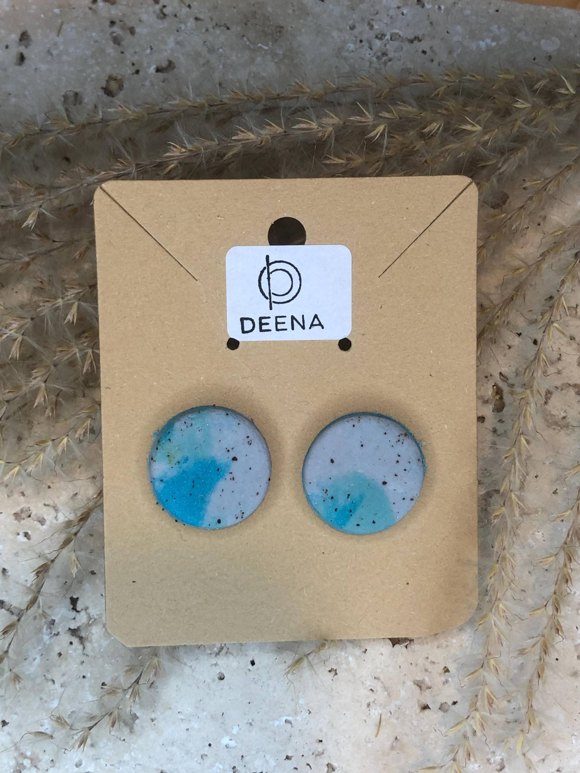 Deena - Handgemachte Ohrstecker Aus Polymer Ton, Hellblau Grünblau Türkis Metallic Braun Gesprenkelt, Elegant & Minimalistisch von DeenaDesignDortmund