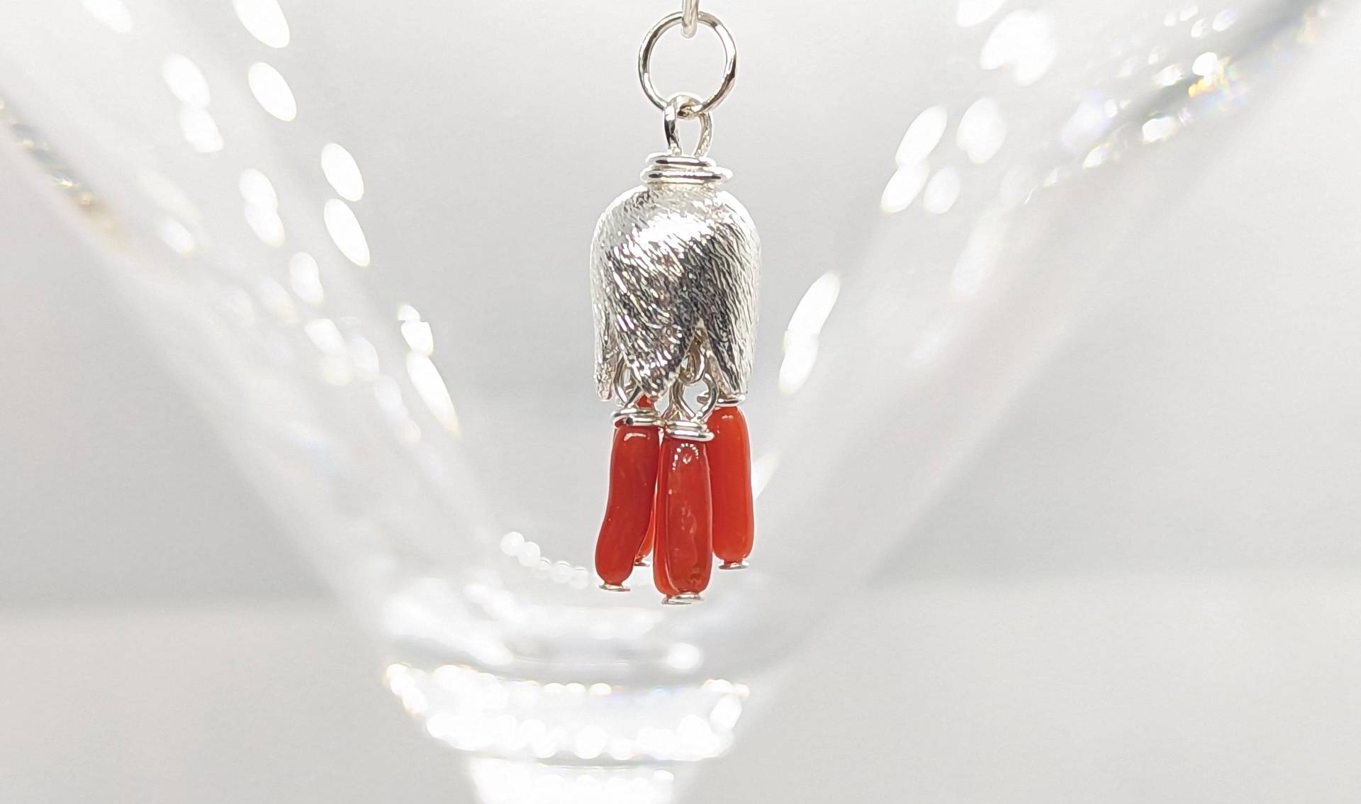 Gebürstete Sterling Silber Tulip Mit Natürlichen Roten Mittelmeer Coral Tubes Anhänger Gebürstete Sterling Silber Tulip Mit Natürlichen Roten Mittelmeer Coral Tubes Anhänger von DeepColorGems