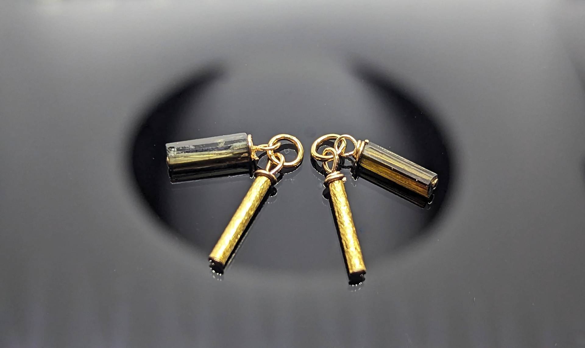 Grüner Turmalin Und Gebürstete Golden Tubes | Gold Über Sterling Silber Ohrring Anhänger in 14 Karat Gold Gefüllt Grüner Turmalin Und Gebürstete Golden Tubes | Gold Über Sterling Silber Ohrring Anhänger in 14 Karat Gold Gefüllt von DeepColorGems