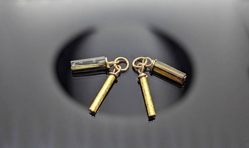 Grüner Turmalin Und Gebürstete Golden Tubes | Gold Über Sterling Silber Ohrring Anhänger in 14 Karat Gold Gefüllt Grüner Turmalin Und Gebürstete Golden Tubes | Gold Über Sterling Silber Ohrring Anhänger in 14 Karat Gold Gefüllt von DeepColorGems