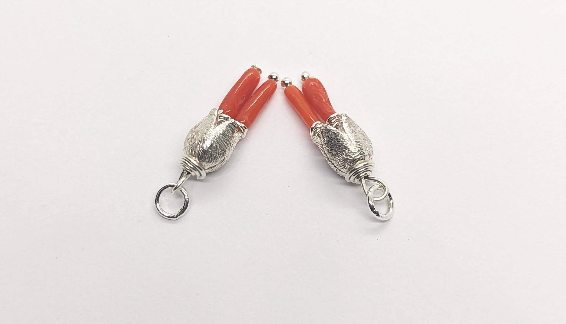Kleine Gebürstete Sterling Silber Tulip Mit Natürlichen Roten Mittelmeer Coral Tubes Ohrring-Charms Kleine Gebürstete Sterling Silber Tulip Mit Natürlichen Roten Mittelmeer Coral Tubes Ohrring-Charms von DeepColorGems