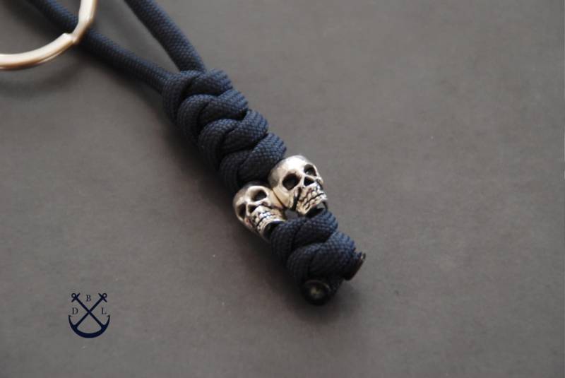 Antikes Silber Doppel Schädel Schlüsselbund Wählen Sie Ihre Farbe Minimalistisch Geknotet Dunkelblau Paracord Geschenk Für Ihn Unisex von Deepbluelegend