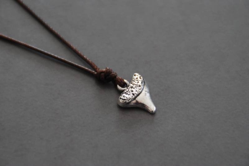 Kleine Silber Haifischzahn Halskette Für Männer Dunkelbraune Kordel Geschenk Unisex Schmuck Accessoire von Deepbluelegend