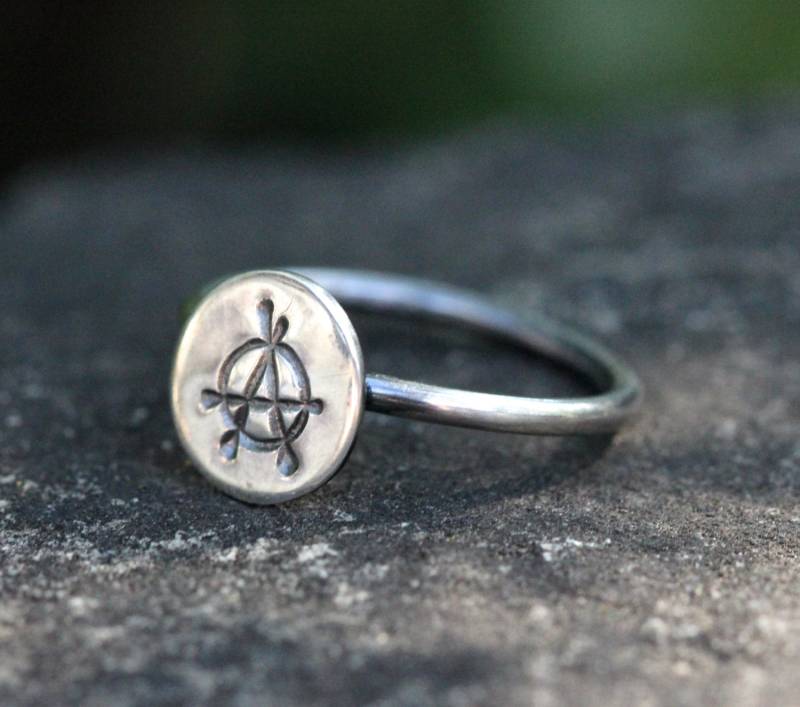 Handgemachte Sterling Silber Anarchie Symbol Stapelring von DeerGirlDesigns