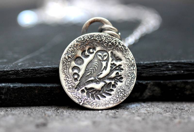 Eule Halskette Schleiereule Celestial Mondphasen Mystic Luna Motte Anhänger Waldmond Eulenschmuck Falke von DeerGirlDesigns