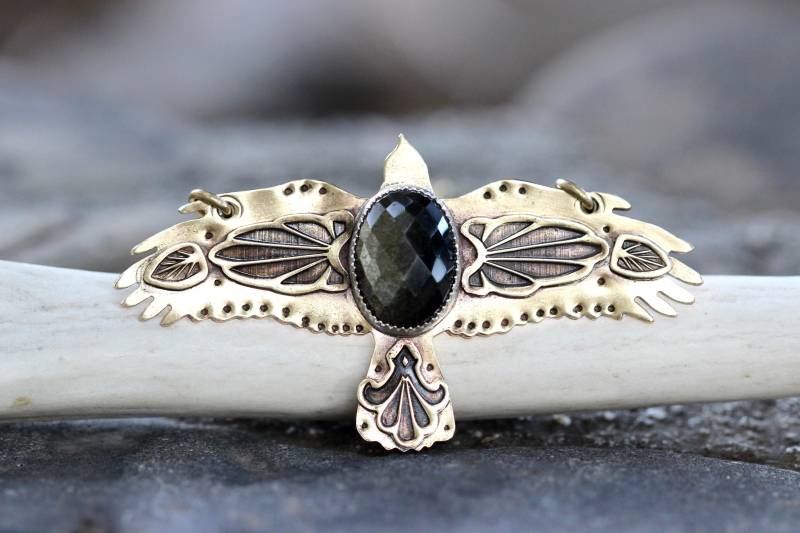 Halskette Rabe Aus Messing Anhänger Goldglanz Obsidian Krähe Falke Adler Hexe Schmuck Raven von DeerGirlDesigns