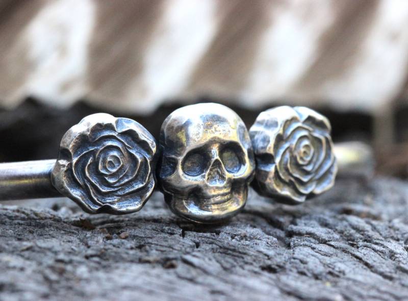 Handgemachte Sterling Silber Totenkopf & Rosen Manschetten Armband - Punk Goth Schmuck von DeerGirlDesigns