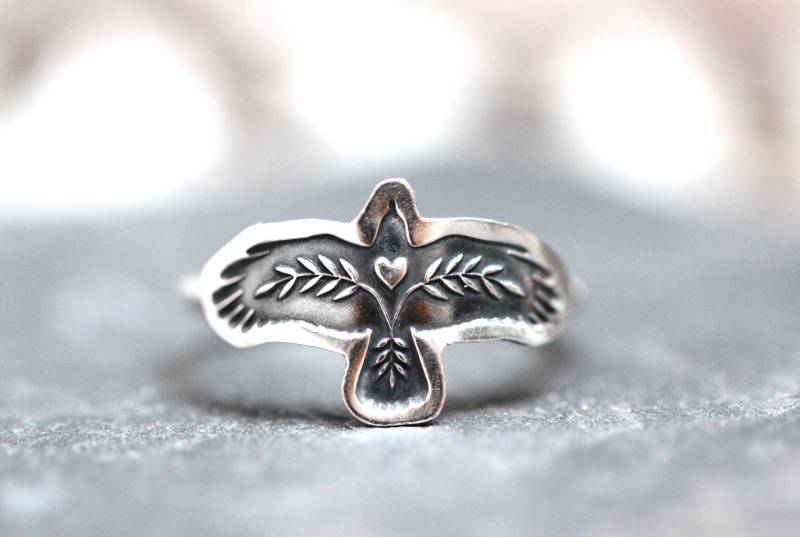 Rabe Ring Krähe Falke Sterling Silber Herz Und Farn Adlerring Vogel Folklore Schmuck von DeerGirlDesigns