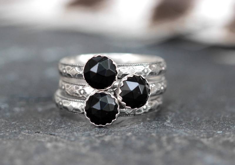Schwarzer Onyxring Silberring Einsring Onyx Stapelring Steinring Jugendstilring Floralring Bandring Rosenschliff Edelstein von DeerGirlDesigns