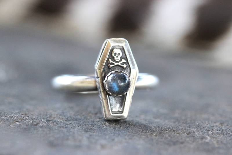 Silber Coffin Ring Sterling Labradorit Totenkopf Halloween Hexenring Schädel Granat von DeerGirlDesigns
