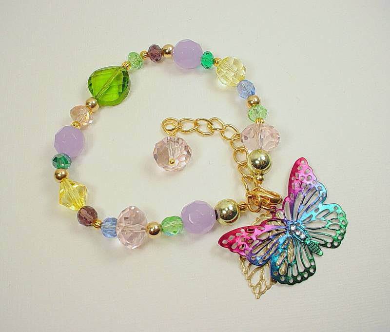 Armband Oder Fußkettchen Mit Bunten Schmetterling Und Blatt Charme Facettierten Kristall Perlen von DeerwomanDesigns
