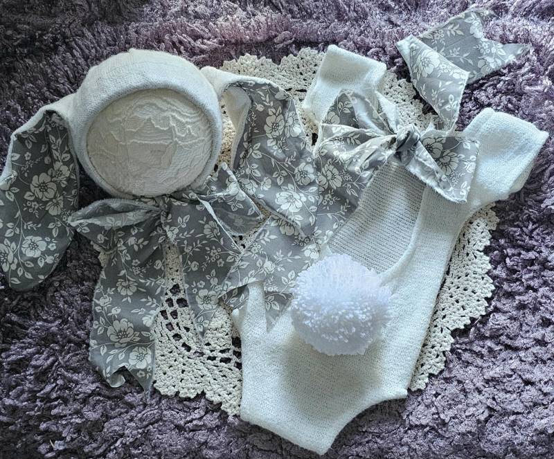 Newborn Bunny Outfit. Bunny Bonnet & Romper Set .white Baby Bonnet, & Romper For Easter.easter Photography Props.handmade By Me von DeesBabyChicPropShop