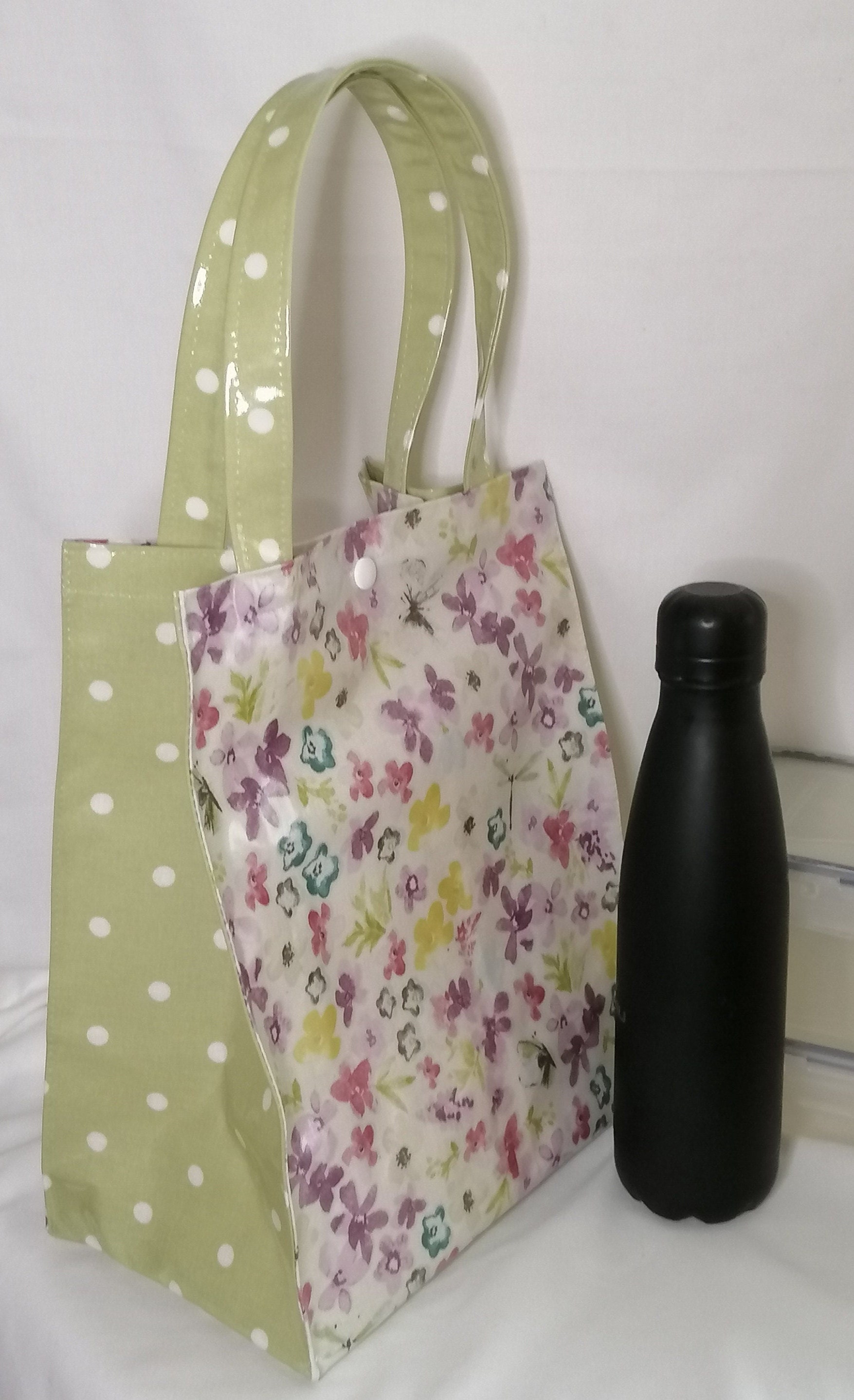 Handgemachte Lunchtasche Aus Wachstuch in Salbeigrün Handgemachte Lunchtasche Aus Wachstuch in Salbeigrün von DeesCreativeTouches