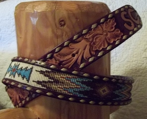 Buck Stitched, Perlen, Zweifarbiges Leder Mit Handgeschnitzten Blumen, Gürtel Buck Stitched, Perlen, Zweifarbiges Leder Mit Handgeschnitzten Blumen, Gürtel von Deesbeadeddogcollars