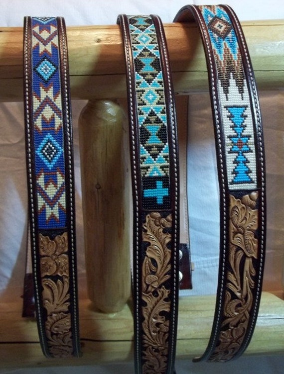 Perlen Inlay Gürtel Mit Zweifarbigen Blumen Perlen Inlay Gürtel Mit Zweifarbigen Blumen von Deesbeadeddogcollars