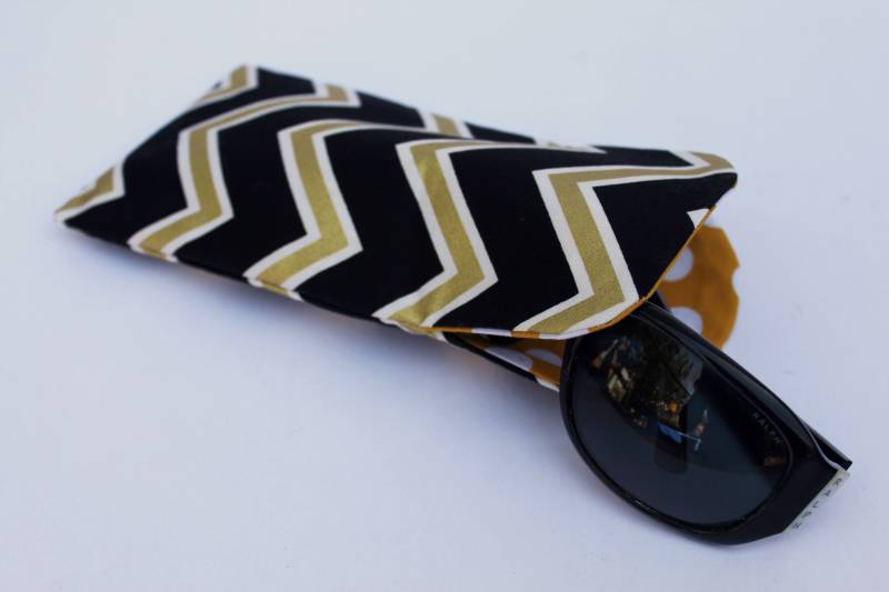 Chevron Brillenetui Schwarz, Weiß & Gold Brillenschutz Aus Stoff von DeezignerBliss