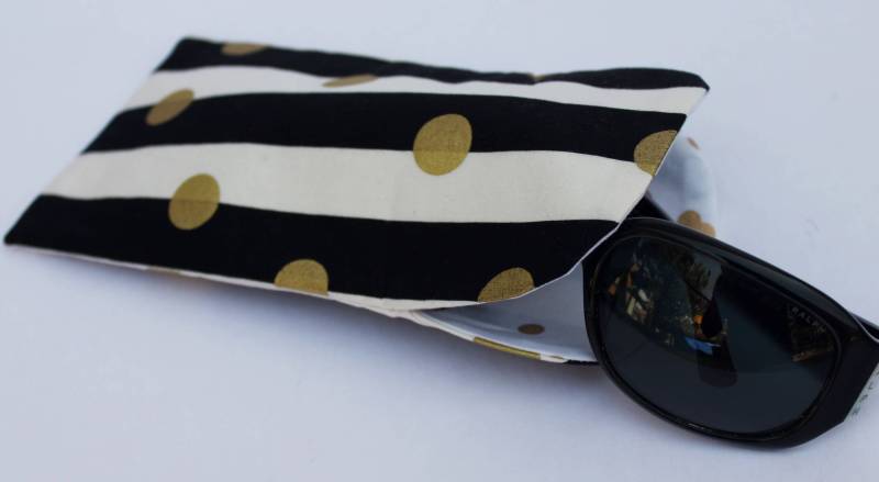 Gestreiftes Brillenetui Schwarz & Weiß Mit Gold Punkten, Weicher Stoff von DeezignerBliss