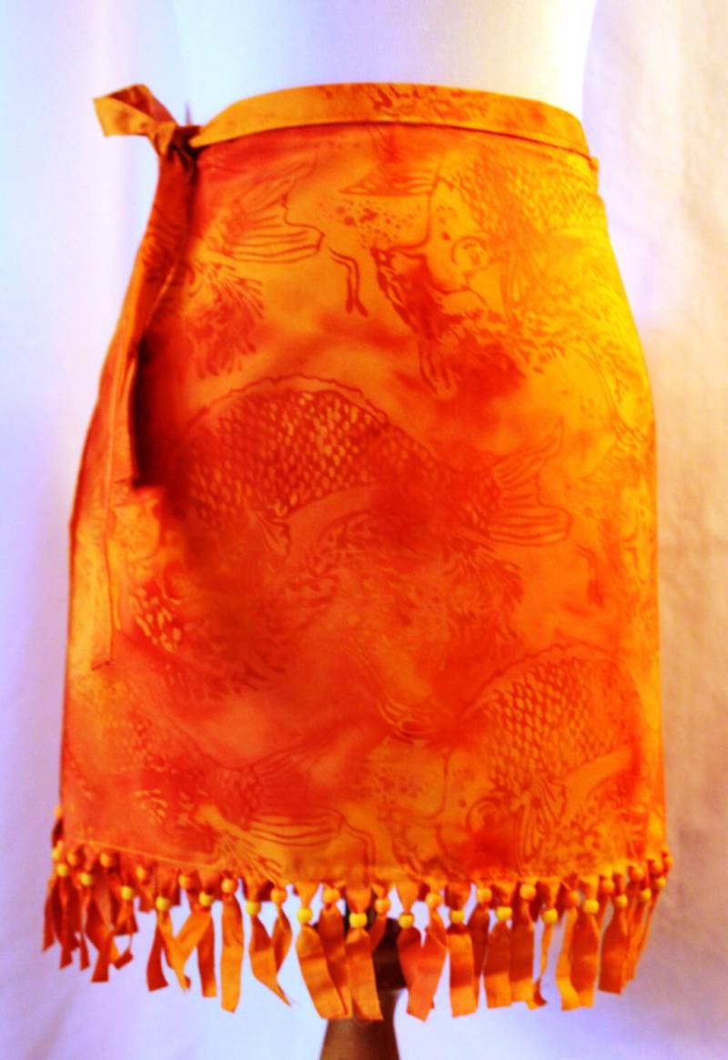 Orange Batik Sarong Mit Fisch Print & Perlen Fransen von DeezignerBliss