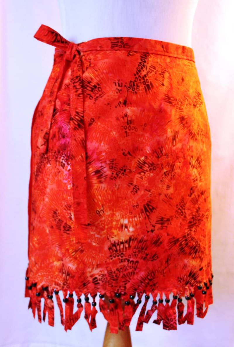 Orange Batik Sarong Mit Schwarzen Perlenfransen von DeezignerBliss