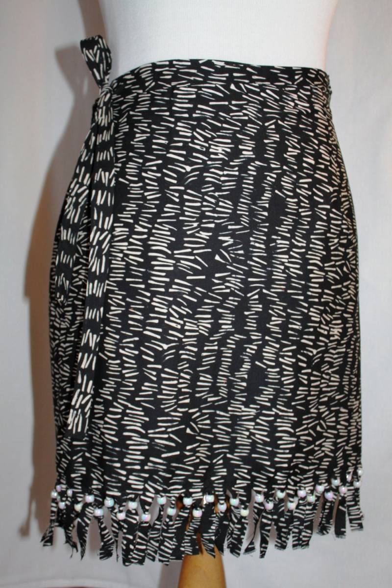 Schwarz & Weiß Batik Sarong Mit Irisierenden Perlen von DeezignerBliss