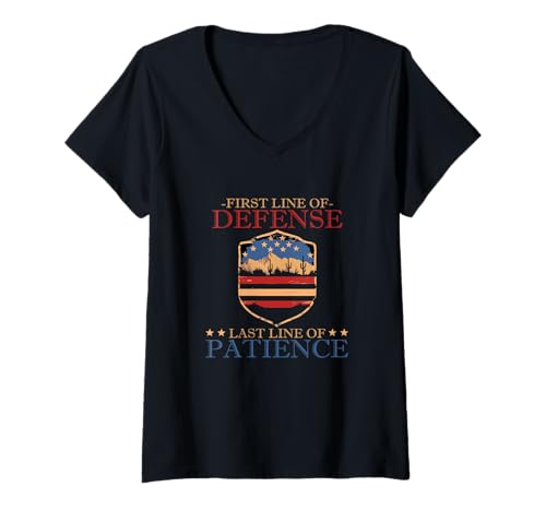 Damen FIRST LINE OF DEFENSE LAST LINE OF PATIENCE T-Shirt mit V-Ausschnitt Damen FIRST LINE OF DEFENSE LAST LINE OF PATIENCE T-Shirt mit V-Ausschnitt von Defense Security Border Line Design Shield Patrol