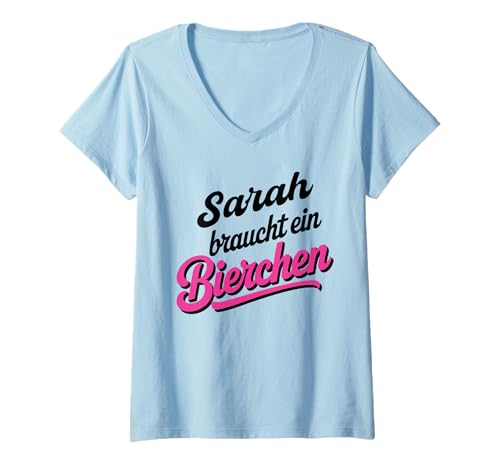 Damen Sarah braucht EIN Bierchen Lustiges Party Bier T-Shirt mit V-Ausschnitt von Dein Name Party Outfit für deine Mädelstruppe